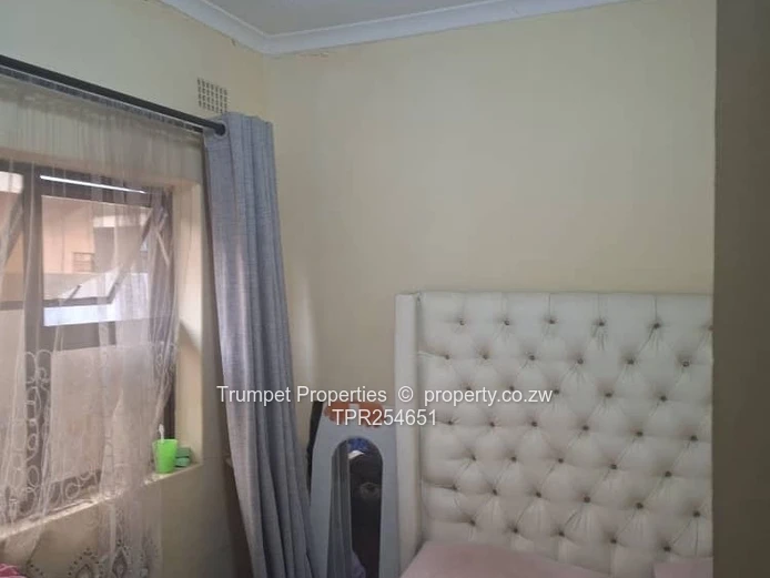 Aspindale Park 4-Bed: Bright Tiled Lounge & Fitted Kitchen