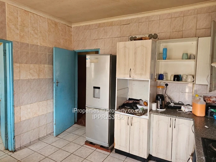 Large 5-Bed Walled Home on 4,588 m² — Water Tank & Garden