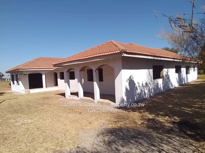 L-shaped red-tiled 4-bed Kadoma Home 1.9ha + Borehole