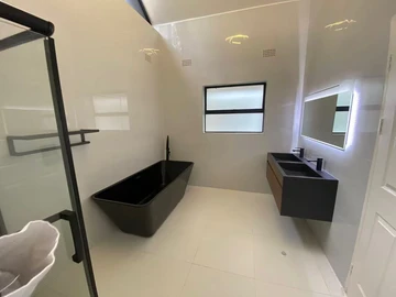 4 Bedroom Flat & Apartment