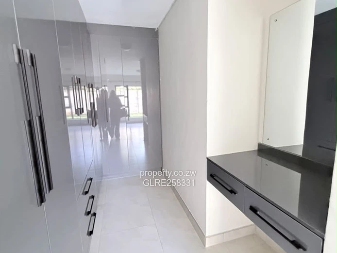 Modern 2 Bed Apartment with Borehole in Marlborough