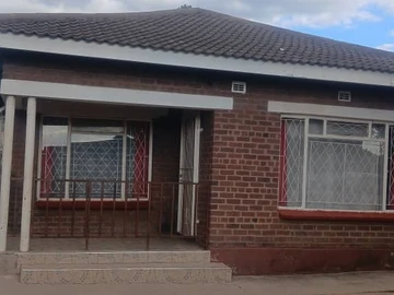 Ruwa house.60k.4beds 3 with BICs,MES,kitchen, lounge and dining..Separate toilet  and bathroom.On 48