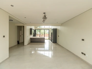 4 Bedroom Flat & Apartment