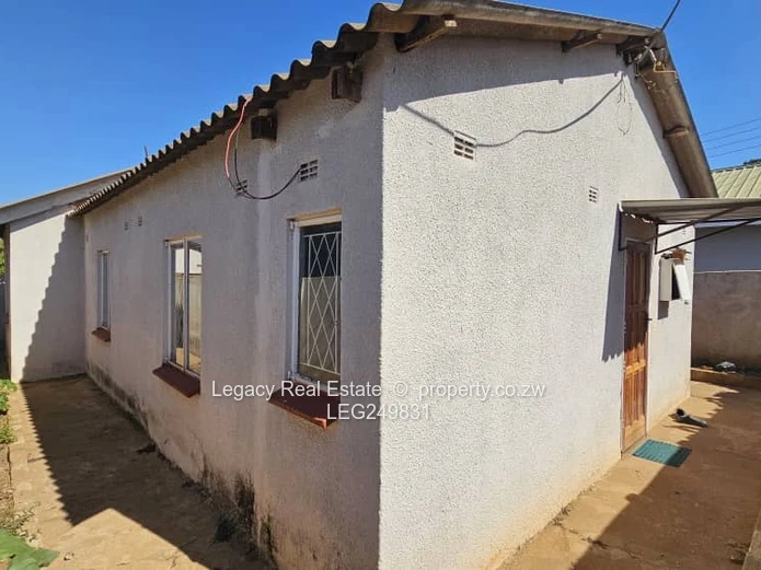 Cozy 3-Bed Walled Home in Kuwadzana - Verandah & Garden