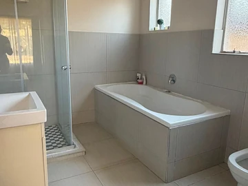 4 Bedroom Flat & Apartment