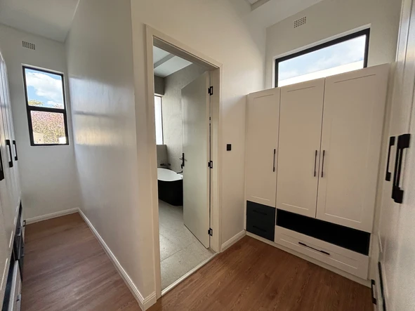 4 Bedroom Flat & Apartment