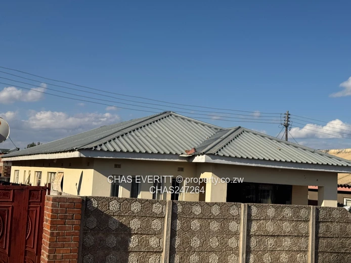 4 beds house in Unit G Makoni Seke Chitungwiza $35k