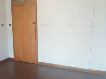 Single office to let. Gross rent USD250 per month.