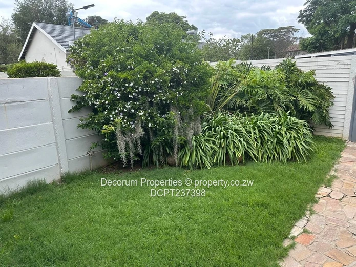 Charming 2-Bedroom Garden Flat in Avondale