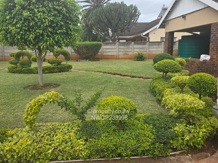 Montrose, Bulawayo South — 3-Bed House on 1600m² with Pool & Borehole