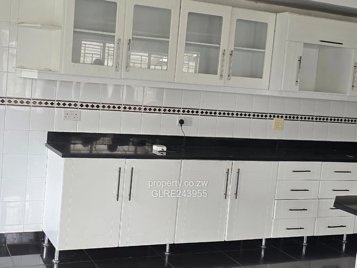 Milton Park: Spacious 3-Bed Home, Tiled Living & Borehole