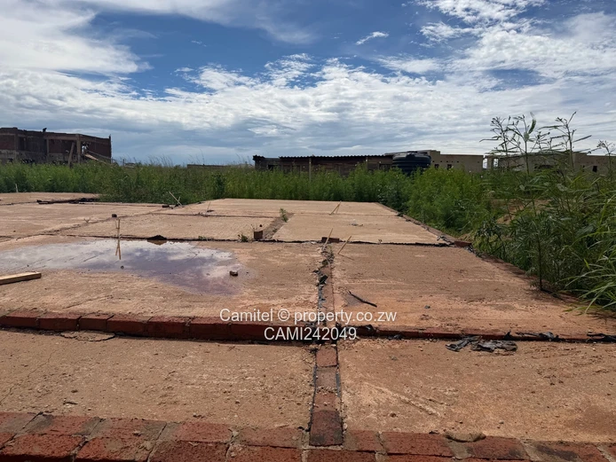 Nyeredzi Ridge 500sqm with deeds at slab level with 4 beds