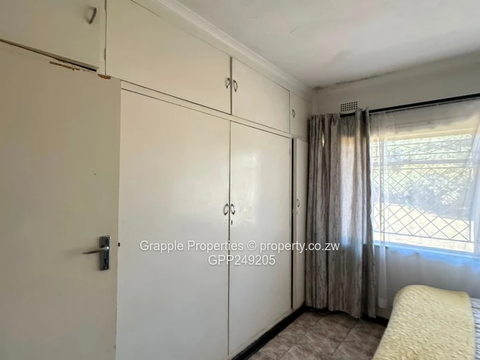 Spacious 4-Bed Home with Borehole on 2000 m² – Bluff Hill, Harare West