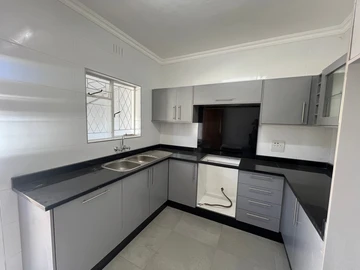 2 Bedroom Flat & Apartment