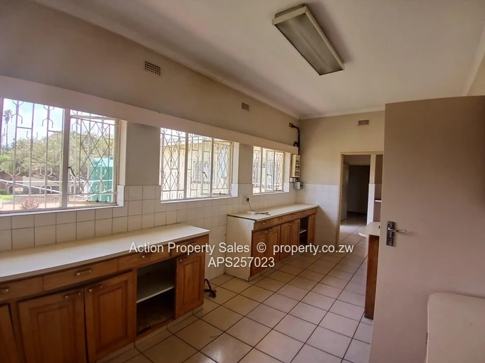 Neat Home Suitable For Offices Also! 