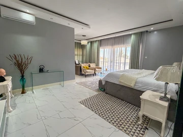 6 Bedroom House