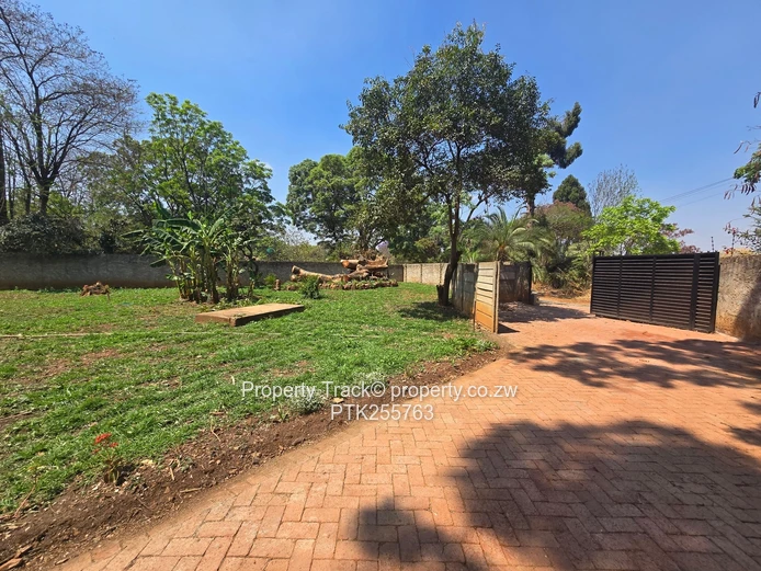 Neat house to let immediately available 