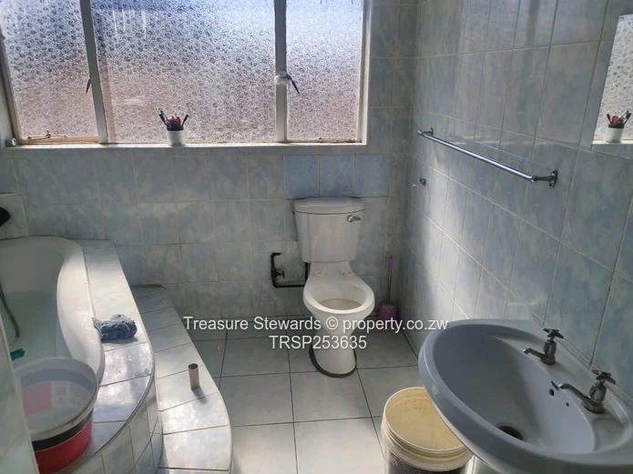 Elegant 4-Bed, 4-Bath Home in Westgate on 2000 m²