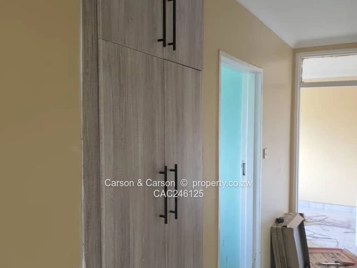 Greendale 3-Bed Garden Flat — En-suite, Parking & Tank