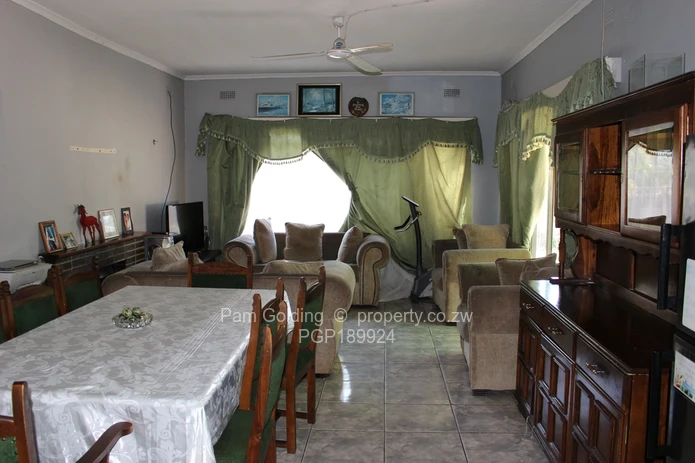 House for Sale in Queensdale. (Sole Mandate)
