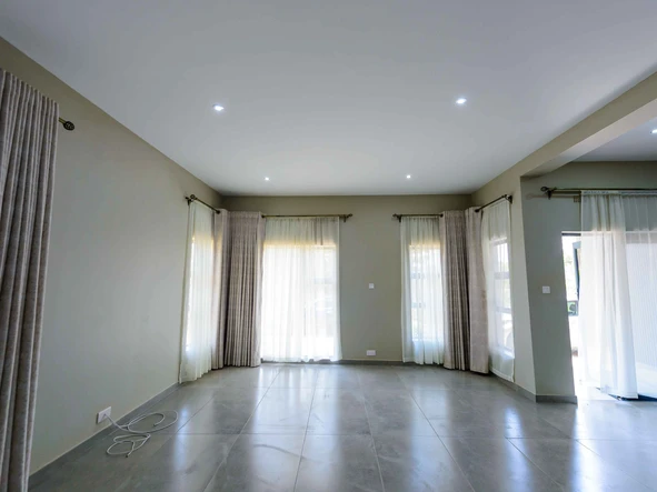 4 Bedroom Flat & Apartment