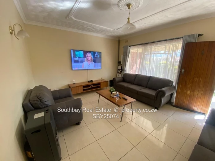 To Let - 2 bedroom Garden Flat in Avondale