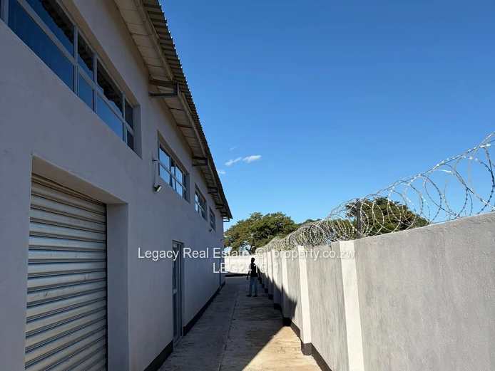 Well-Maintained 1,000m² Warehouse with 3-Phase Power – To Let