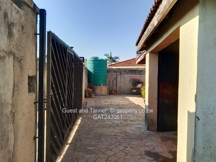 4 Bedroomed house For Sale In Mainway Meadows