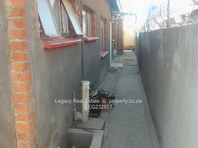 Chitungwiza Unit L Extension – 4-Bedroom House for Sale