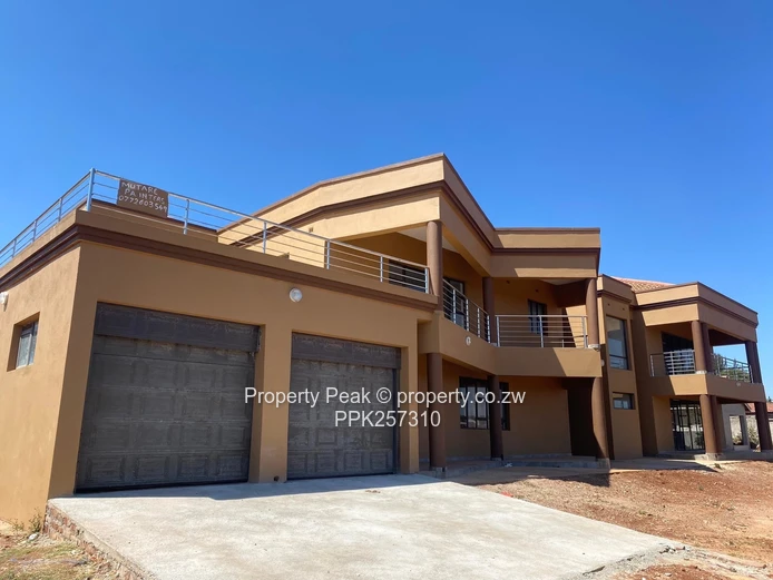 Gletwin Park: Luxurious Modern Double-Storey with Cottage