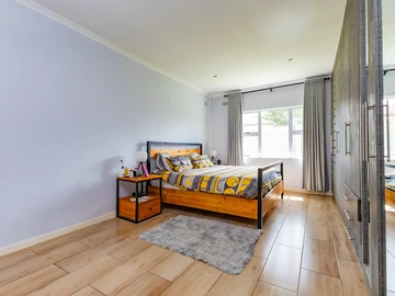 2 Bedroom Flat & Apartment