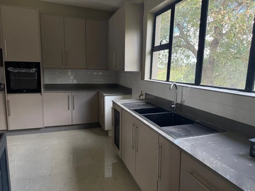 3 Bedroom Flat & Apartment