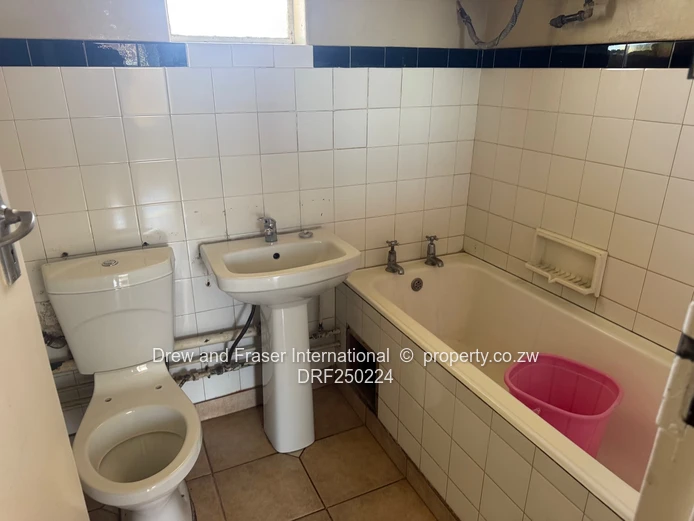 1-Bed Flat at The Rembrandt, Avenues - Borehole & Parking
