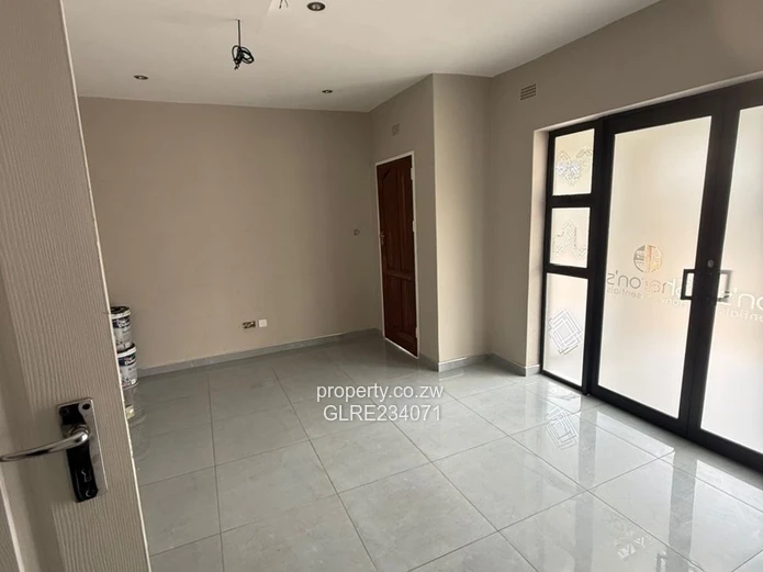 Shop to rent in Avondale West