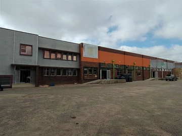 Prime location - immaculate commercial property!