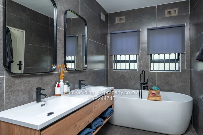 Move In Ready Compact Modern Family Home!!!! (Sole Mandate)