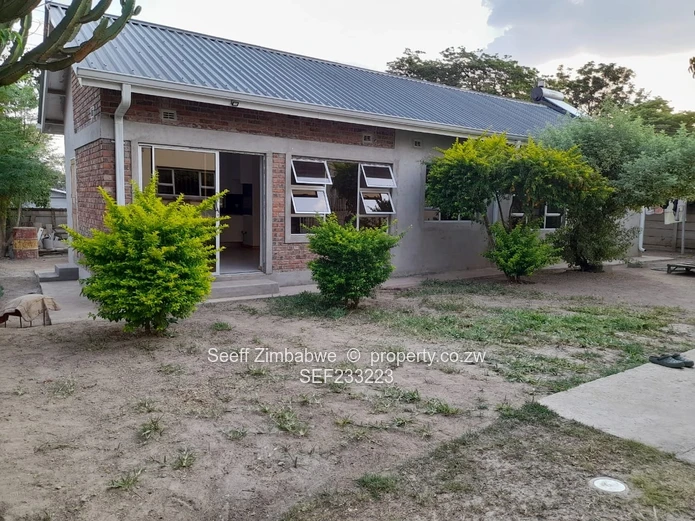 Avondale West Gem: Spacious Family Living with Cottage and Abundant Water Supply!