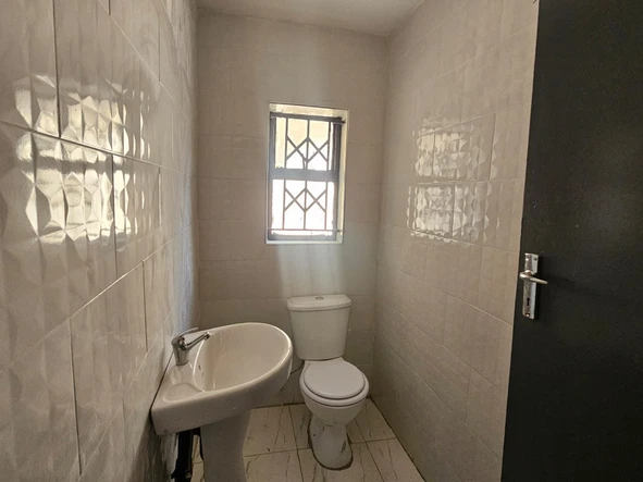 2 Bedroom Flat & Apartment