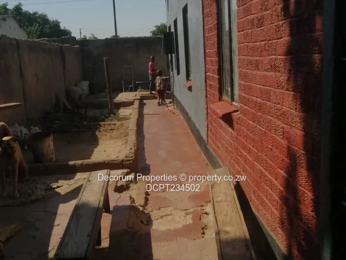 5-Bed Glen Norah B House — Secure Walled Yard (300m²)