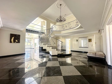 6 Bedroom House