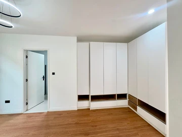 4 Bedroom Flat & Apartment