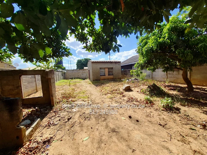 Chitungwiza 2-Bed Fixer on 350m²  (Sole Mandate)