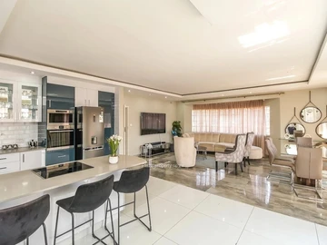3 Bedroom Flat & Apartment