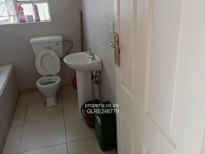 3-Bed Brick Cottage w/ Large Lawn & Borehole
