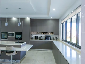 6 Bedroom House