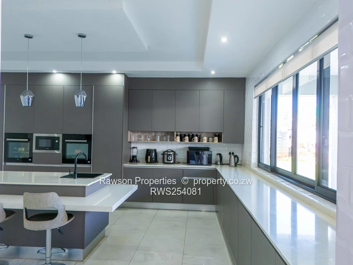 Modern 6-Bed Family Home with Pool & Solar — Mount Pleasant