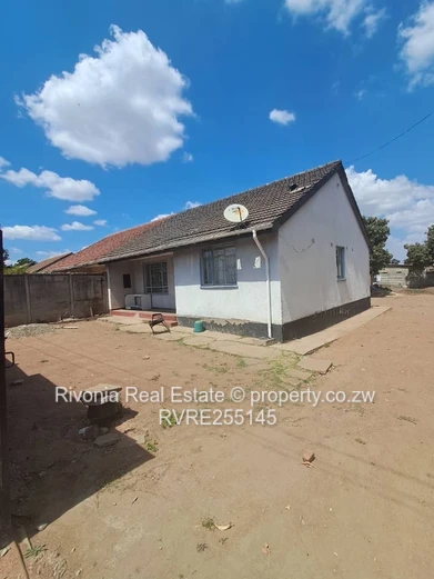 Southerton 3-Bed Bungalow on 668 m² — Walled Yard