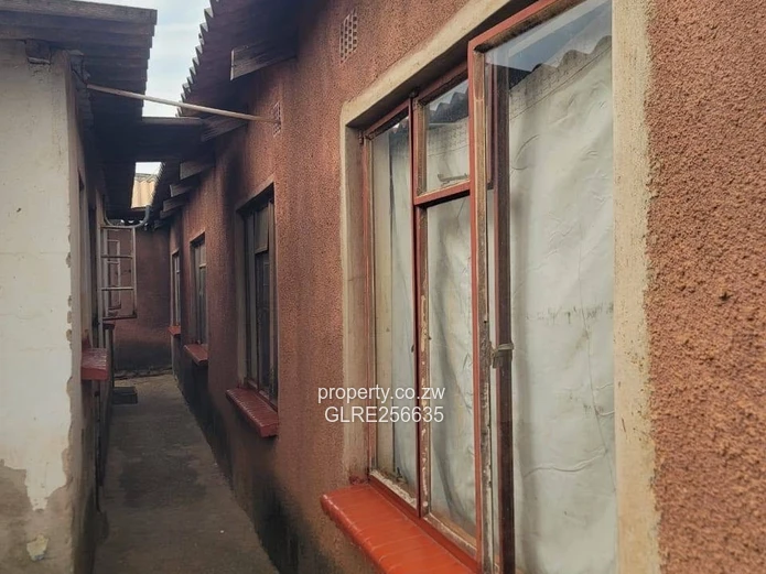Spacious 6-Bed Granary Park Home — Tiled Verandah & Walled Yard