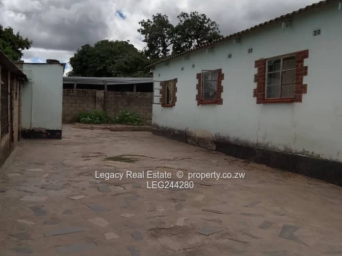 Chitungwiza Unit C House For Sale With Cottage