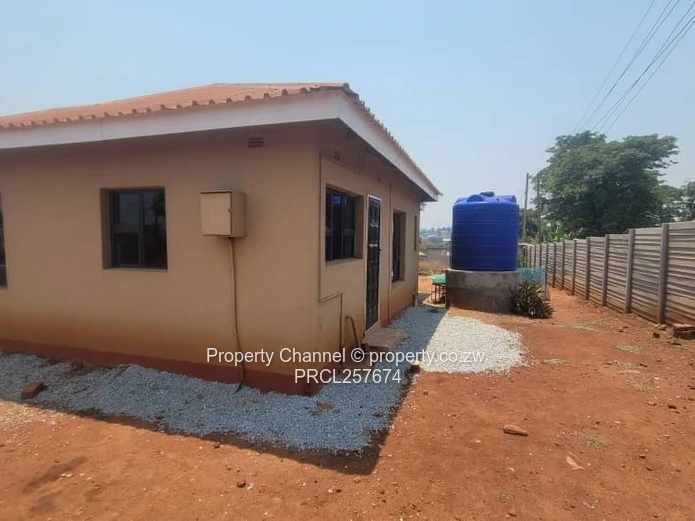 Spacious 3-Bed Cottage in Gletwin Park — Borehole & Solar